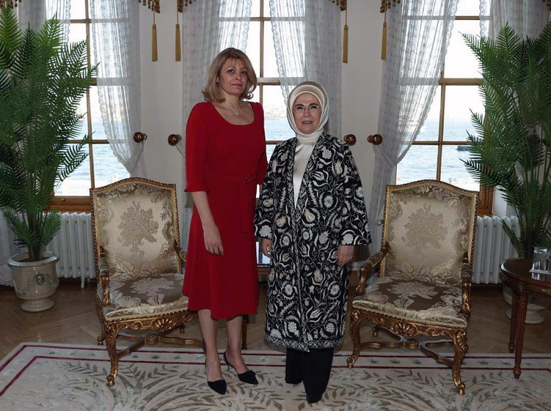 Десислава Радева е в Истанбул, срещна се със съпругата на Ердоган