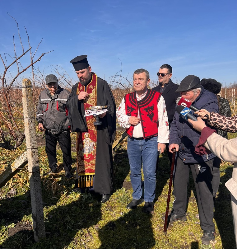 Кметът Жельо Вардунски заряза лозята с най-опитните майстори на виното в Камено