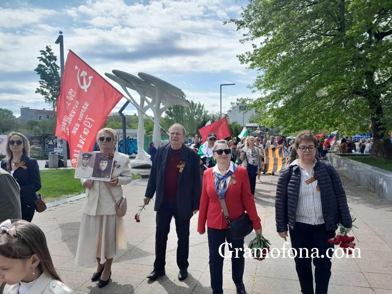 Балони и бели гълъби полетяха в небето над Бургас за Деня на победата