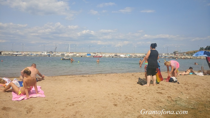 Градският плаж на Черноморец остава безстопанствен това лято
