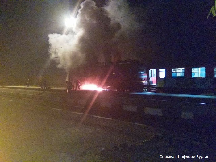 Запали се локомотивът на бързия влак от София
