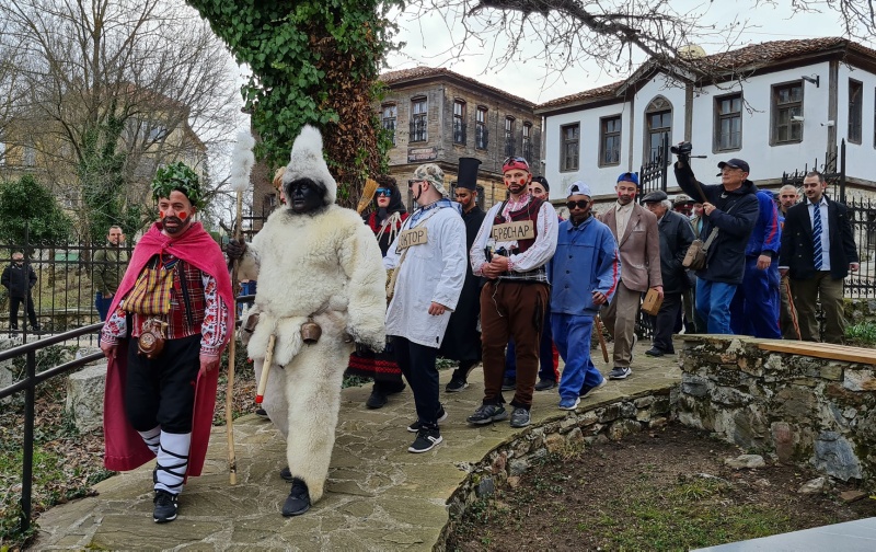 Странджанският Бял кукер донесе здраве и берекет в Малко Търново