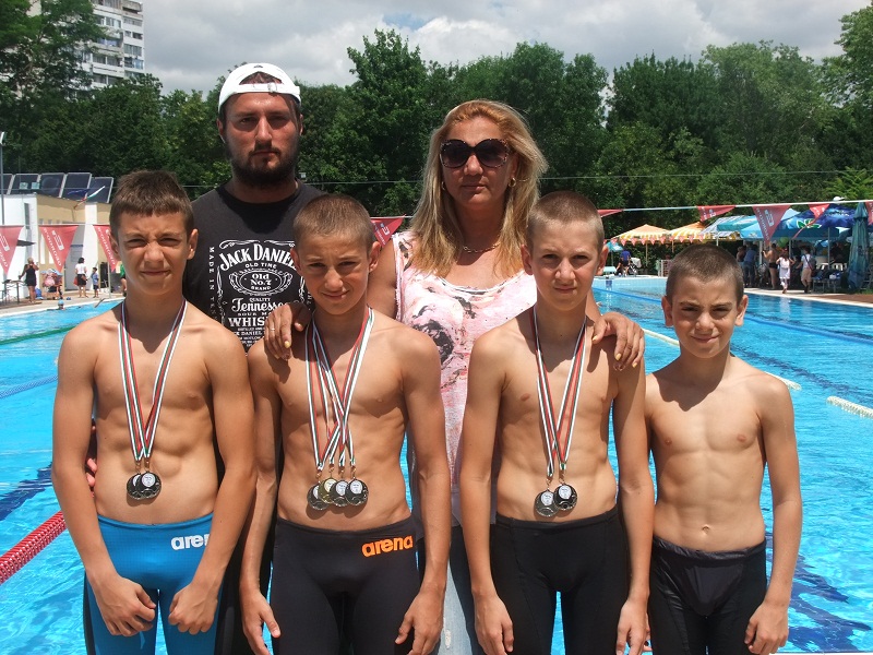 Плувец на „Метропол” е шампион в бруста