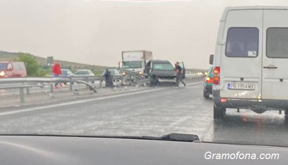Катастрофа на магистрала Тракия, кола се е забила в мантинелата