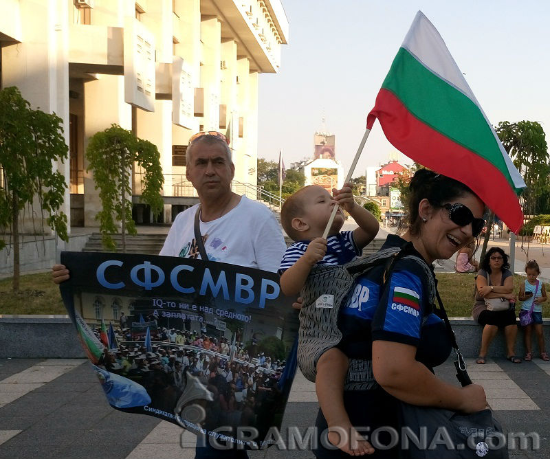 Цената на памука се вдигнала на световните пазари и за това поскъпнали униформите в МВР