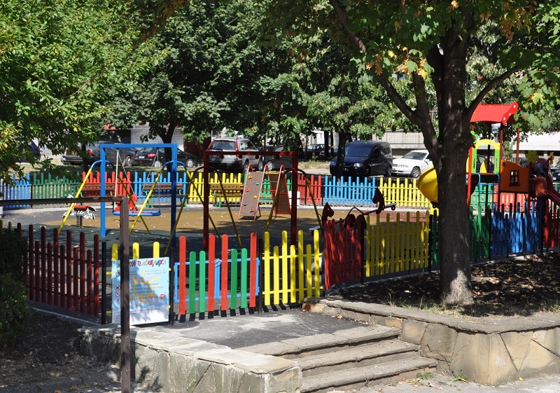 Нова детска площадка в Лазур