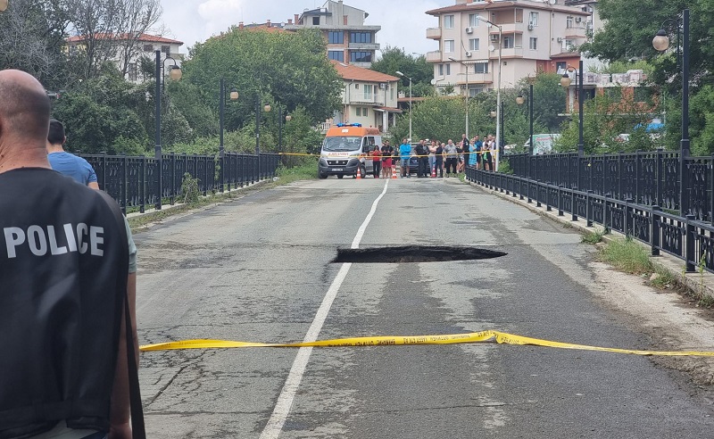 Журналистът Станимир Димитров от Нестинарка: 400 туристи вървят пеша по непроходимия мост