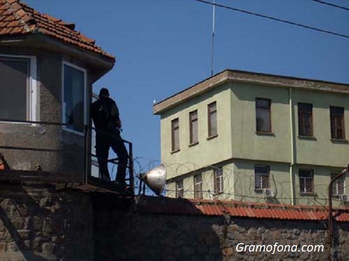 Проверката след фаталното сбиване в затвора в Бургас продължава
