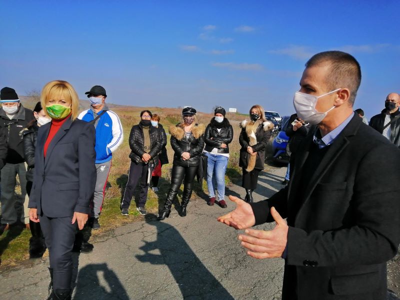 Мая Манолова и Живко Табаков искат спешен ремонт на възлов път до село Черни връх