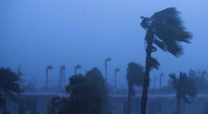 Хиляди австралийци останаха без ток заради тропически циклон